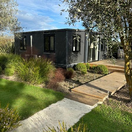 דירות הייסטינגס Adorable Little Container House מראה חיצוני תמונה